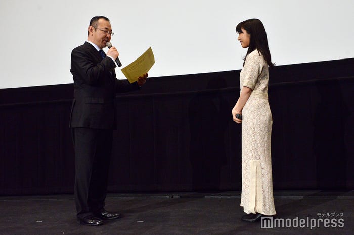 川村泰祐監督から表彰された上白石萌音(C)モデルプレス