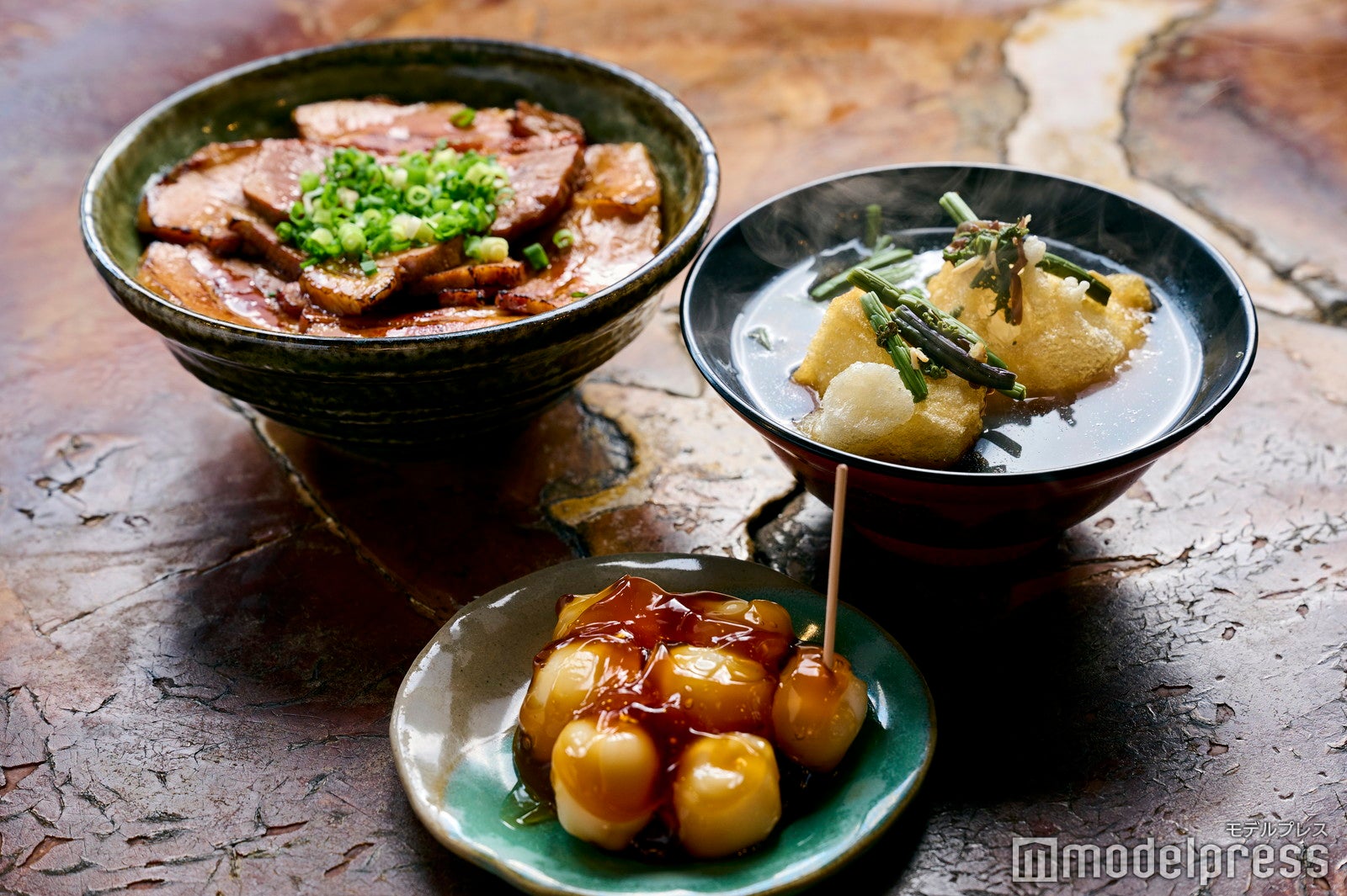 ヤシオの豚丼￥950（税込）施無畏だんご[みたらし]¥400（税込）おぞう煮 ￥600（税込）（C）モデルプレス