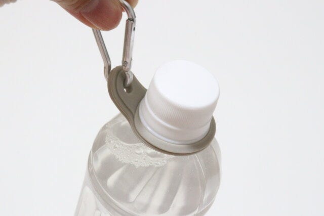 ダイソー　カラビナ付ボトルキーホルダー（黒、白、ベージュ）　使用例