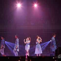 「AAA ARENA TOUR 2015 10th Anniversary -Attack All Around-」ステージの様子