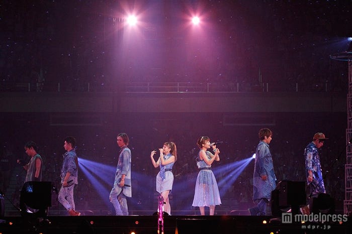 「AAA ARENA TOUR 2015 10th Anniversary -Attack All Around-」ステージの様子
