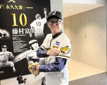 阪神2軍「ジャガーズ」復刻ユニ着用 マーク監修デザイナー・大森正樹氏が始球式「眠りから覚めた」と球団に感謝