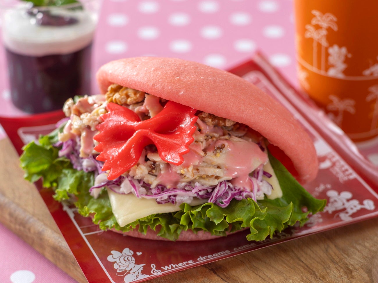 スペシャルセット1,170円、スーベニアランチケース付き2,370円（C）Disney