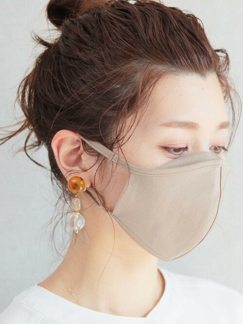 マスクをしている女性