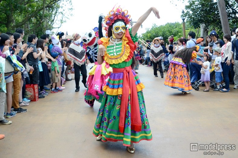 出演者が目の前を通過