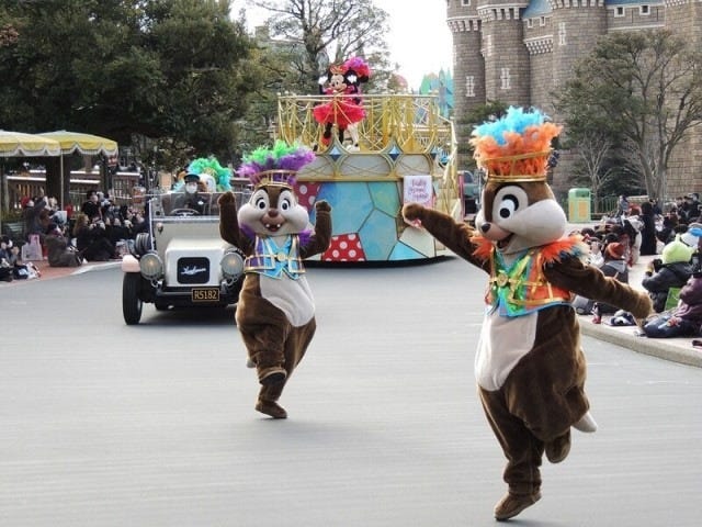 パレードの先頭はチップ＆デールが陽気に踊りながら登場