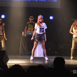 「Campus Summit 2013」でライブパフォーマンスを行ったJASMINE(中央)