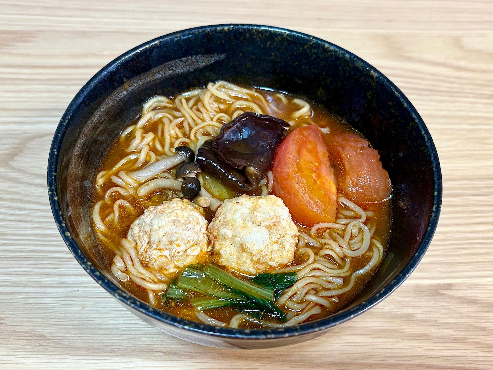 筆者は、鶏団子、トマト、きくらげ、しめじ、ちんげん菜をトッピングしました！ 