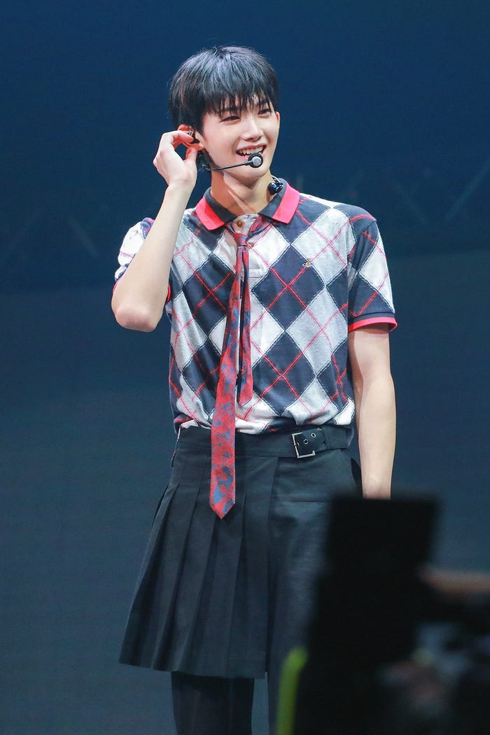 実際の高校制服に90%近い衣装を披露したJO(C)HYBE LABELS JAPAN