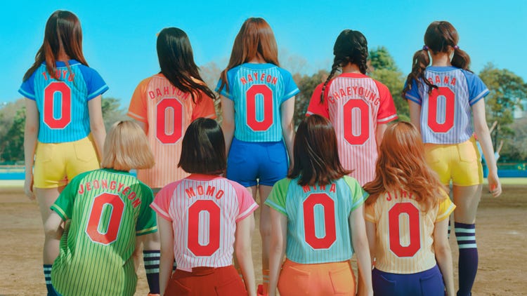 画像21/30) TWICE、カラフルユニフォームで美脚全開 - モデルプレス