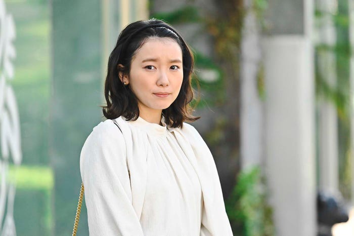 飯豊まりえ 「恋なんて、本気でやってどうするの?」第8話より(C)カンテレ