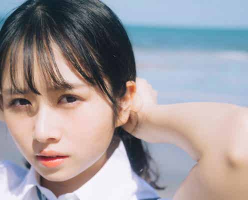 日向坂46上村ひなの、宮崎の海で制服姿披露 ソロ写真集第2弾先行カット公開
