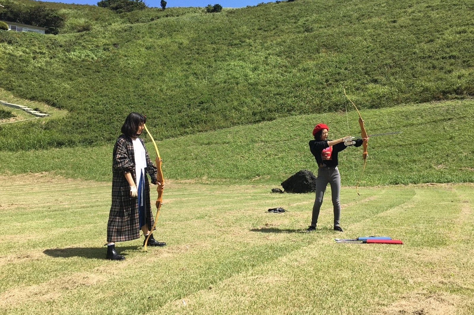 アーチェリーに挑戦する（右から）武田玲奈、上原実矩（C）TBS