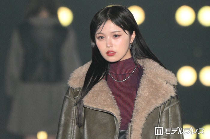おさき、ミニスカから堂々美脚 色気溢れる【関西コレクション 2024 A／W】