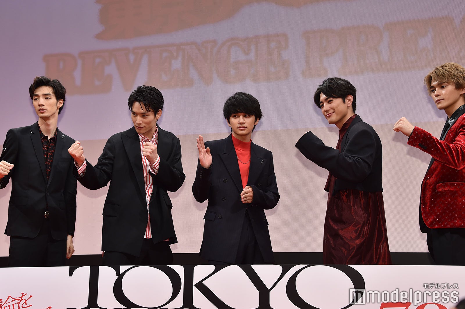 最終的な決めポーズ （C）モデルプレス