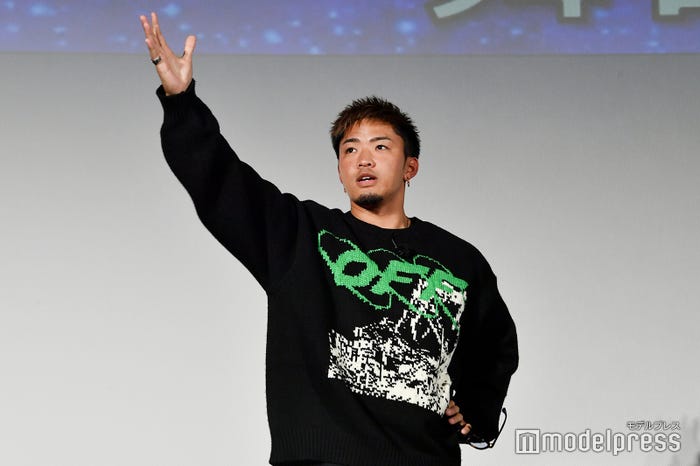 投げキスをしながら降壇する数原龍友(C)モデルプレス