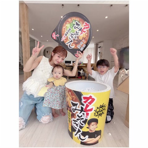 辻希美、HIKAKINから届いた新商品「カレーみそきん」に次女・夢空ちゃんも大喜び