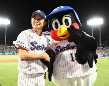 「素敵な写真！」ヤクルト・石川が引退祝いにびっくり！中村、山田ら大集結 「サプライズで引退記念時計を頂きました」