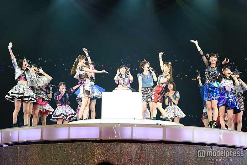 ライブの様子（C）AKS