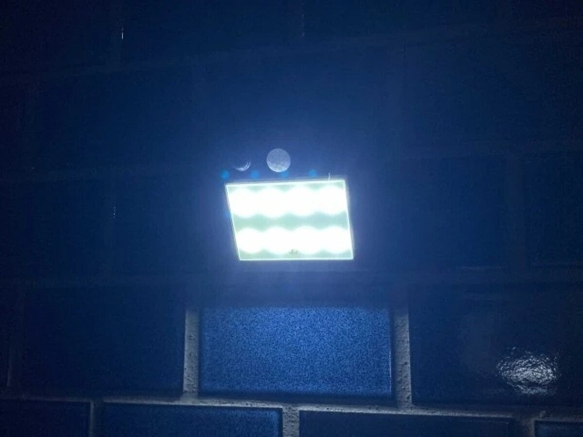 ソーラーセンサーライトが暗闇で点灯している写真