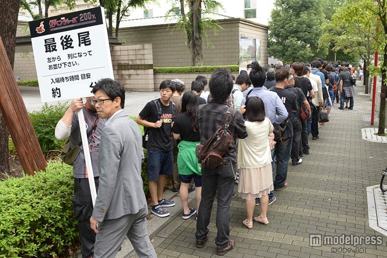 開場を待つ列（C）MARVEL