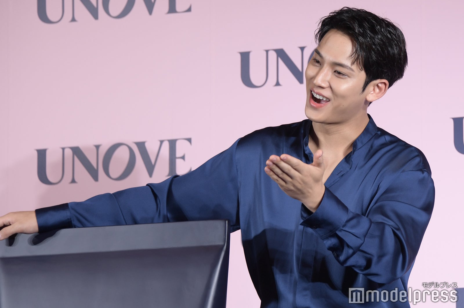 右に向かって投げキスするミンギュ（C）モデルプレス