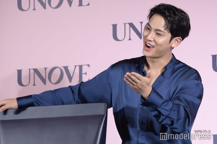 右に向かって投げキスするミンギュ(C)モデルプレス