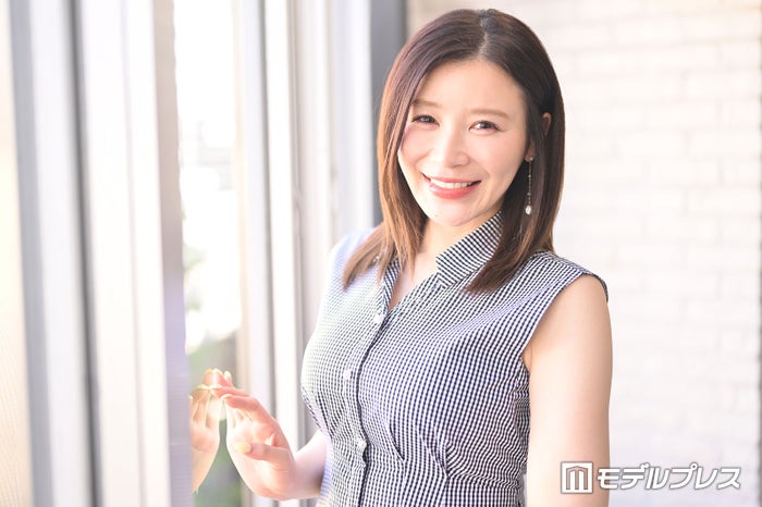 手島優「朝から行動しています」息子を抱っこするプライベートショットに反響「可愛い」