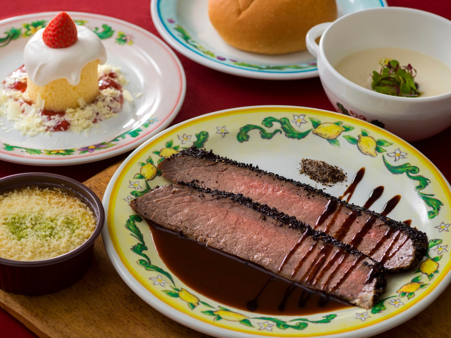 スペシャルセット3,300円 提供店舗：東京ディズニーシー「カフェ・ポルトフィーノ」（C）Disney