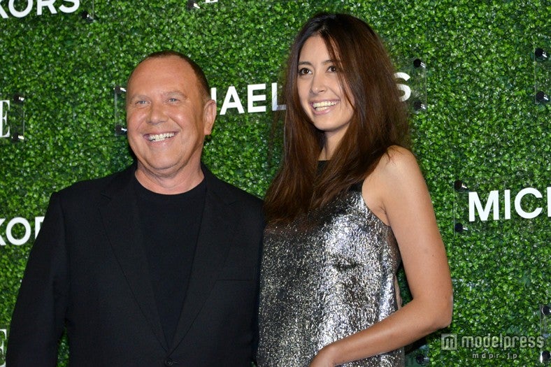 マイケル・コース氏（左）と森泉（右）