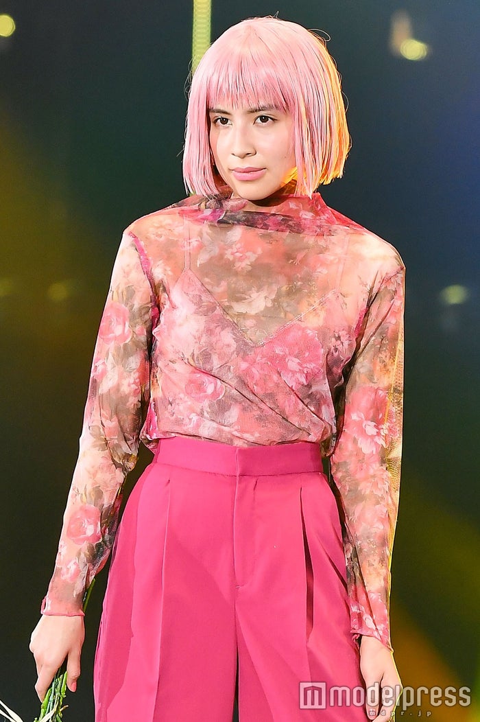 ラブリ ハンサムショートもかっこいい ピンク髪から激変で観客驚き モデルプレス