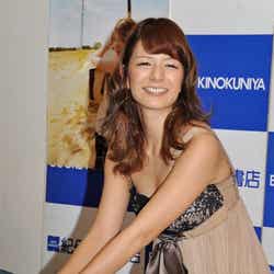 ファンと握手するスザンヌ