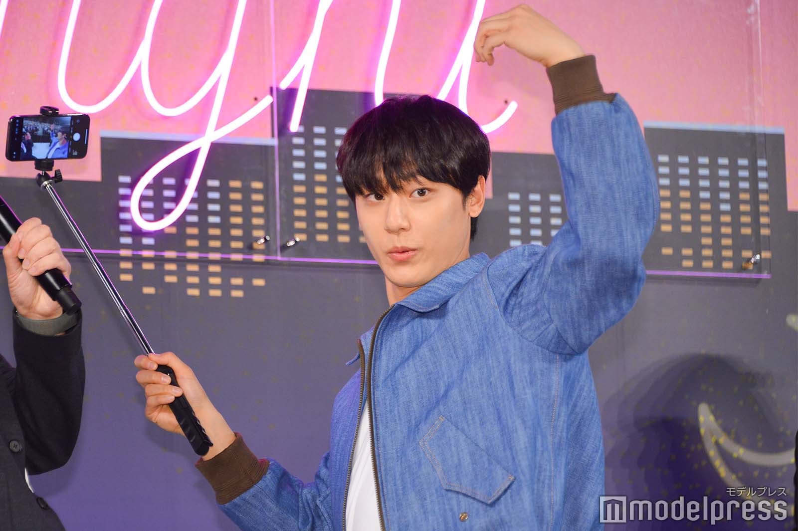 ハートポーズを作るイ・ドヒョン（C）モデルプレス