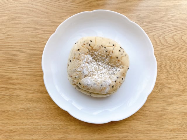 2種類のごまが香ばしい白生地