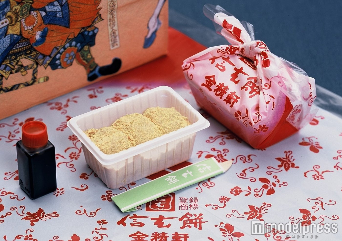 たっぷりのきなこと黒蜜をかけて味わう／画像提供：金精軒製菓