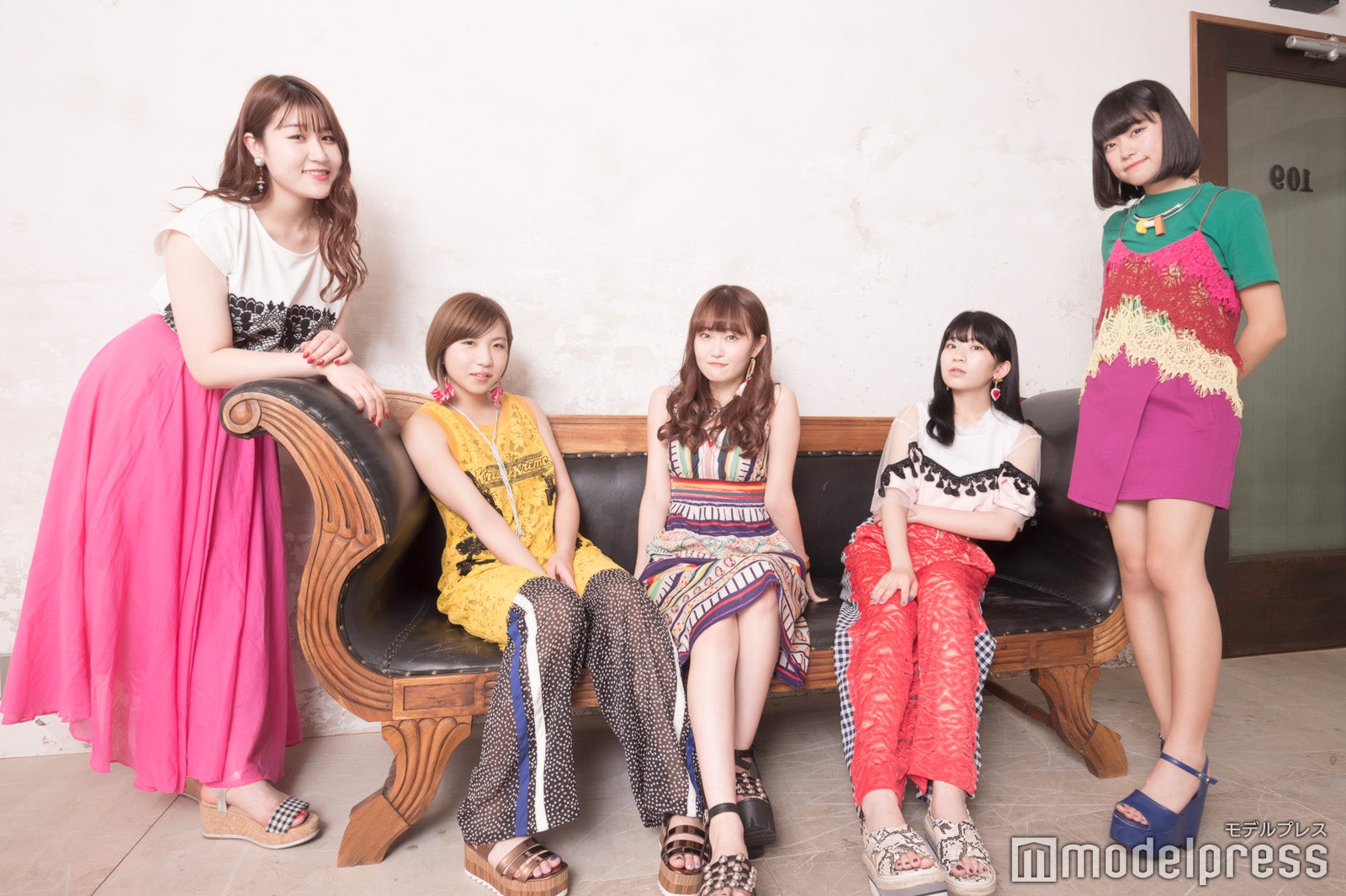 （左から）かれん、MAYU、芹奈、manaka、アサヒ（C）モデルプレス