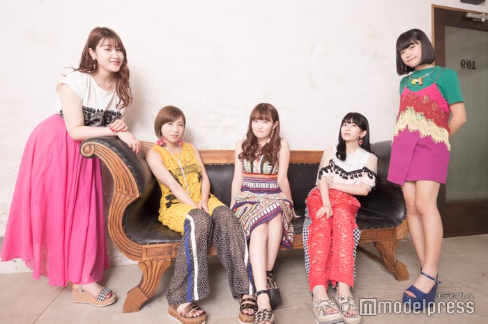 (左から)かれん、MAYU、芹奈、manaka、アサヒ(C)モデルプレス