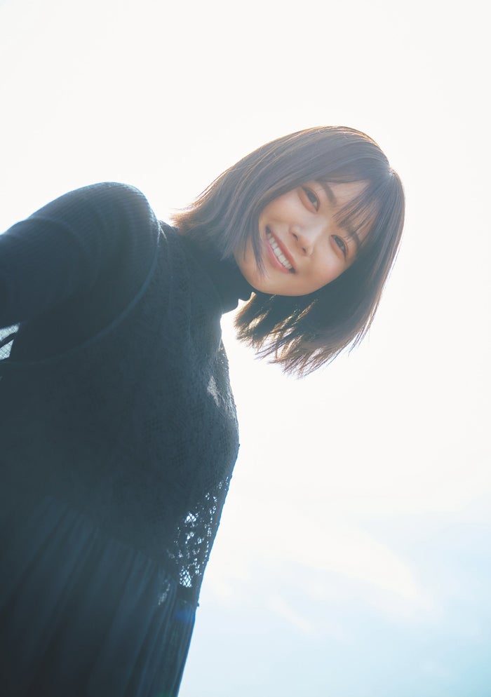 日向坂46丹生明里、キュートな笑顔が眩しい シックコーデで魅了