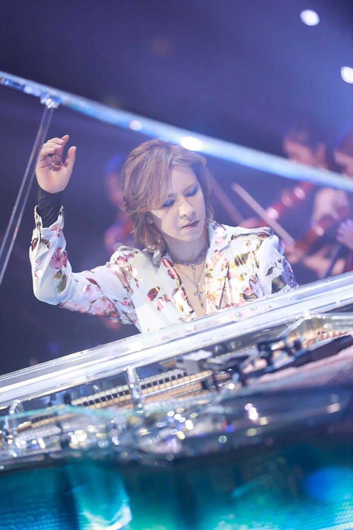 右手靭帯損傷のX JAPAN・YOSHIKI、過去最多12公演を完走 私物