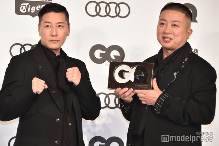 ボクシング選手になりきりファイティングポーズをする長田庄平、松尾駿/チョコレートプラネット(C)モデルプレス