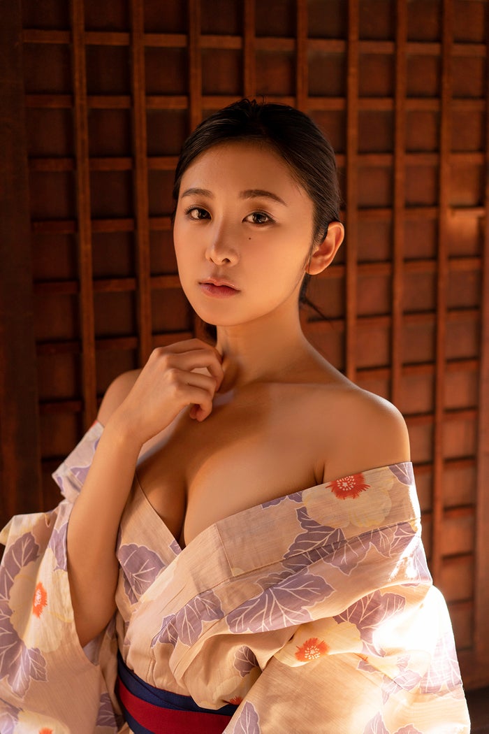 ドール系美女 真島なおみ 美谷間のぞくsexy浴衣姿にドキッ アザーカット到着 モデルプレス