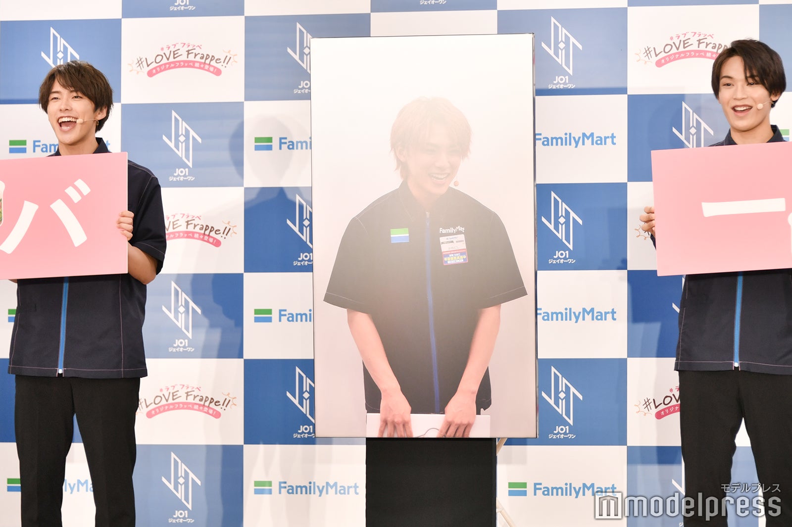 誕生日を祝ってもらって感謝する／河野純喜、川西拓実、與那城奨 （C）モデルプレス