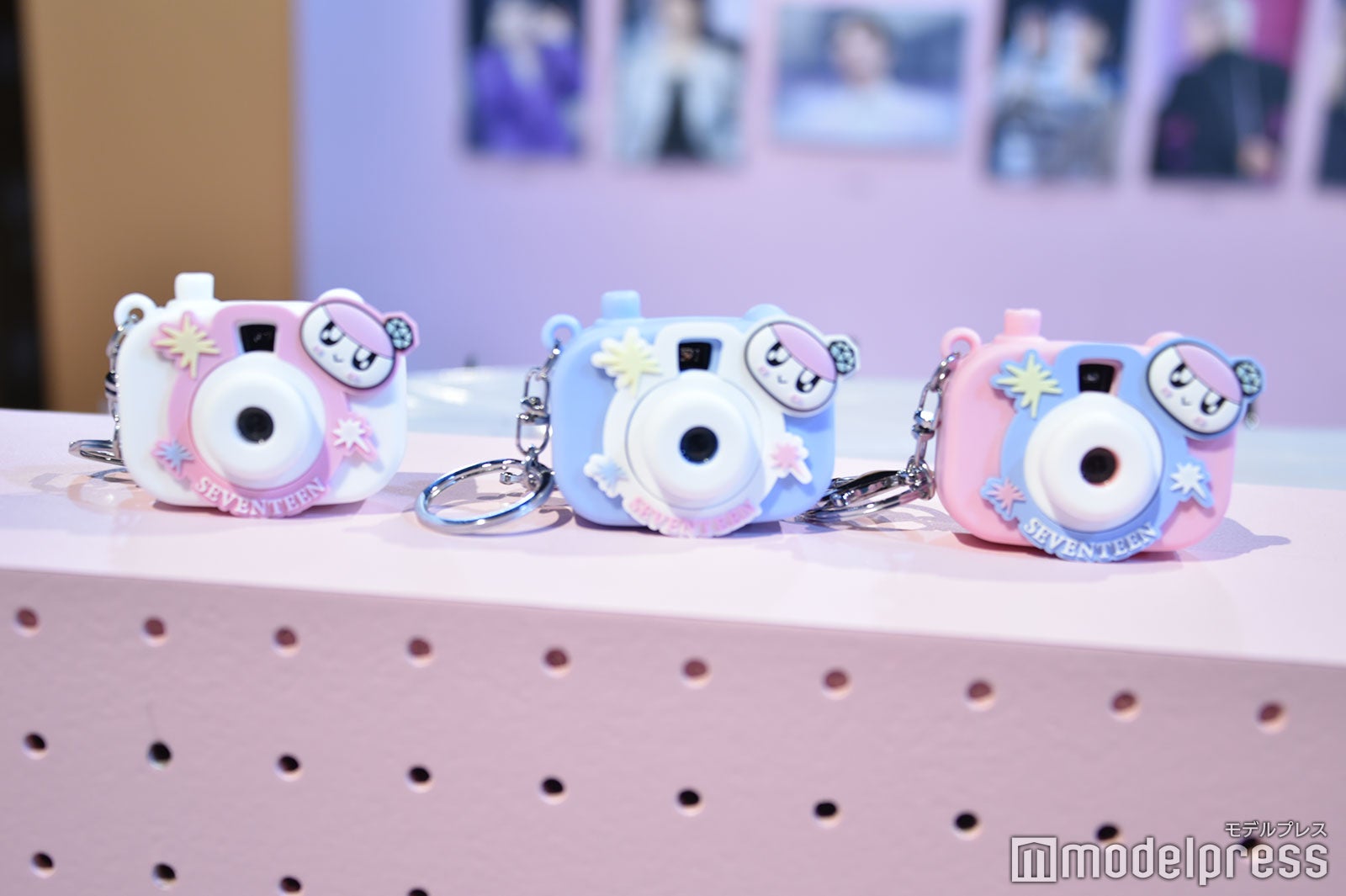 SEVENTEEN「MINI BEEM CAMERA KEYRING」（C）モデルプレス