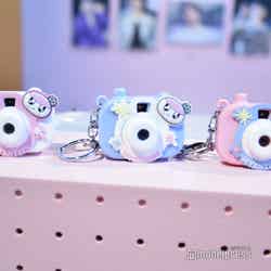 SEVENTEEN「MINI BEEM CAMERA KEYRING」(C)モデルプレス