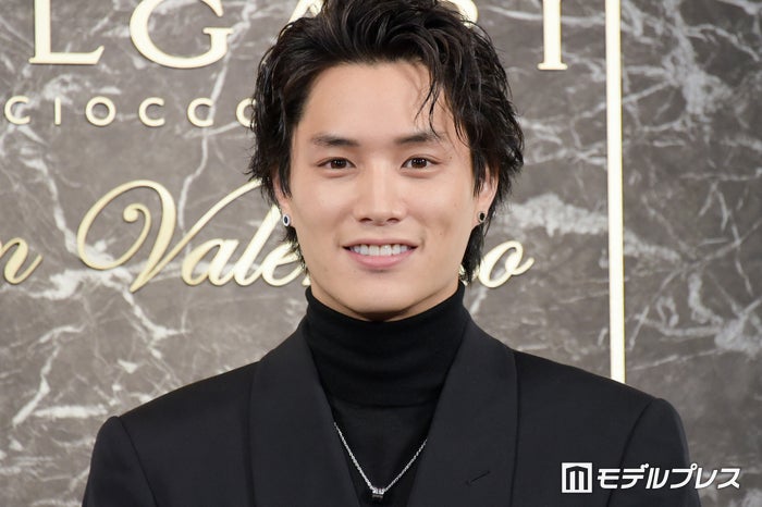鈴木伸之、黒髪から雰囲気ガラリ イメチェン姿公開に「かっこよすぎる」「似合う」ファン悶絶