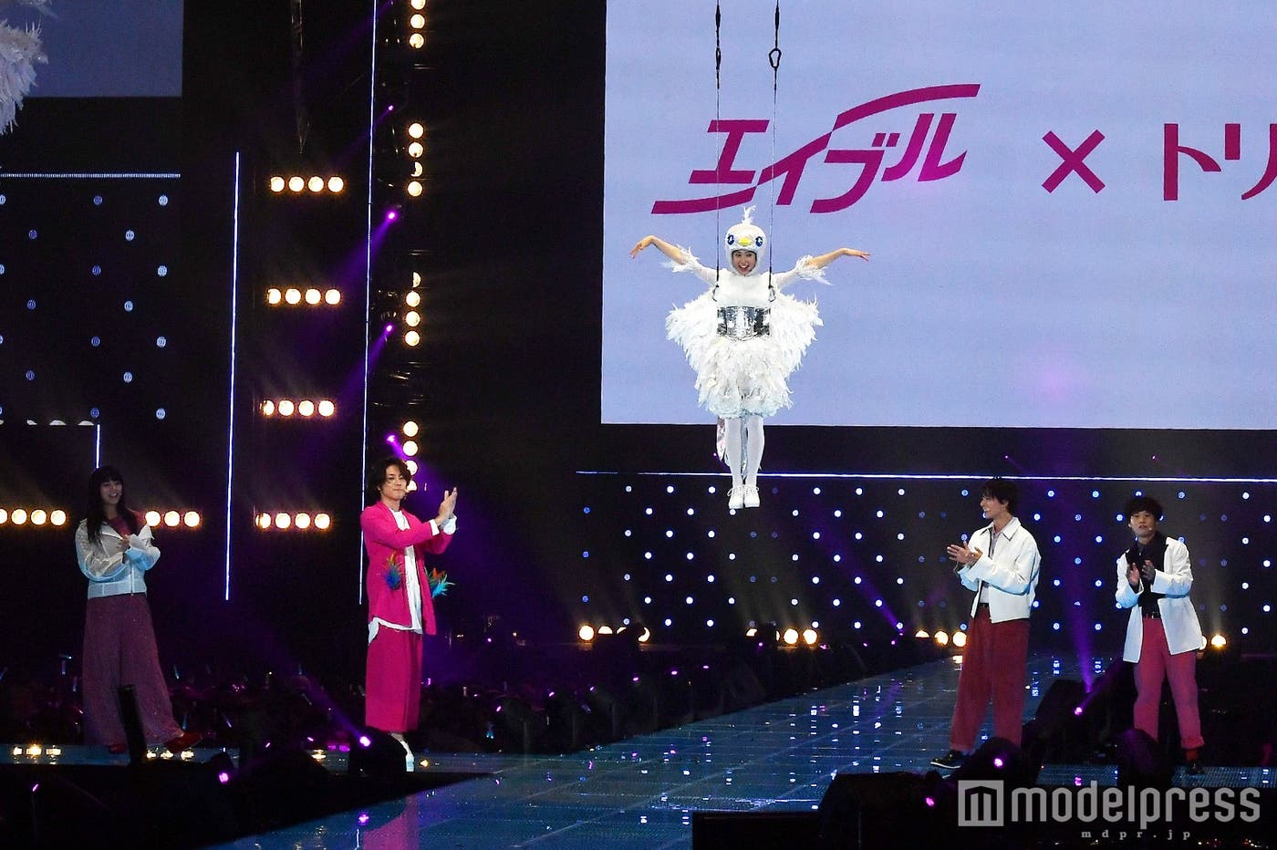 土屋太鳳に拍手を送る出演者たち(C)モデルプレス