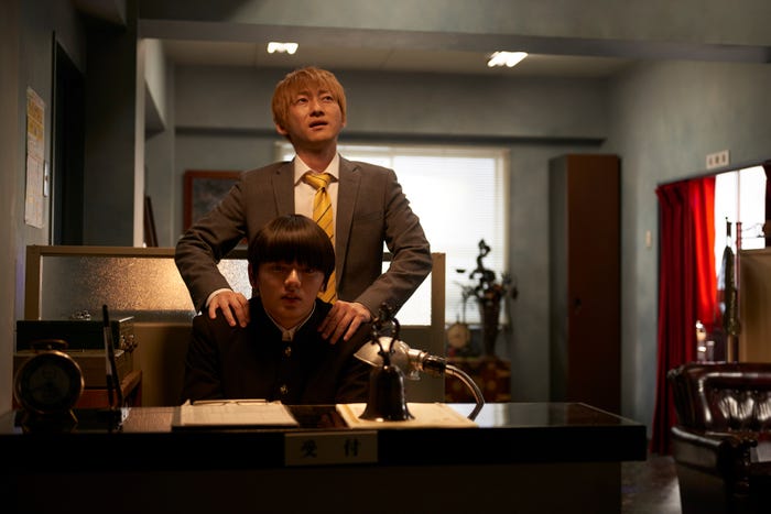 波岡一喜、濱田龍臣/「モブサイコ100」第1話より(C)ONE・小学館/ドラマ「モブサイコ100」製作委員会