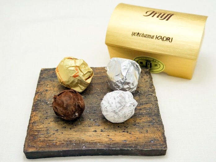 横浜かをり「トリフ」5個入り（箱ゴールド：金3個、銀2個、税込1188円）（筆者撮影）