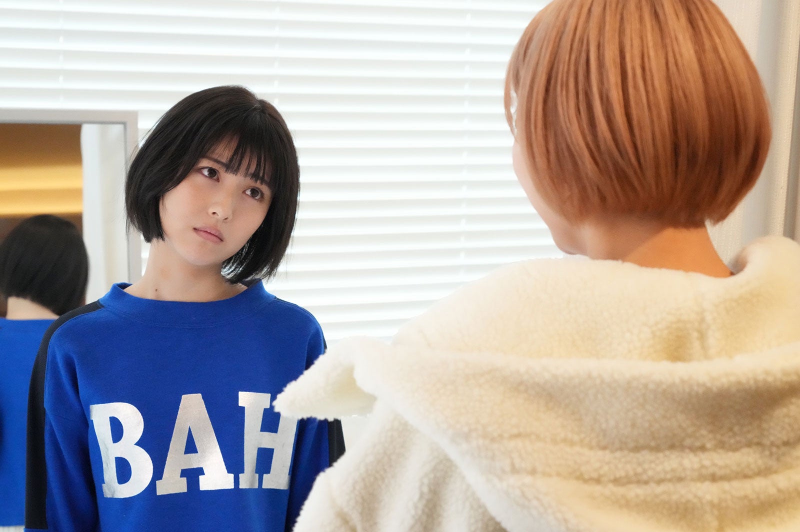 浜辺美波、岡崎紗絵／「ドクターホワイト」第1話より（C）カンテレ