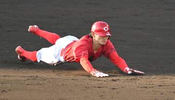 「これは周東クラスの速さ」広島九回同点に導いたスピードスターの初球二盗にファン騒然 6試合で5盗塁リーグ3位「現ドラで出して良い選手だったのか」